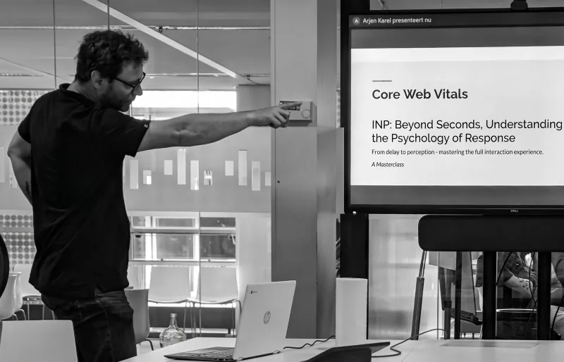 Arjen Karel presenting an INP masterclass at DPG Media